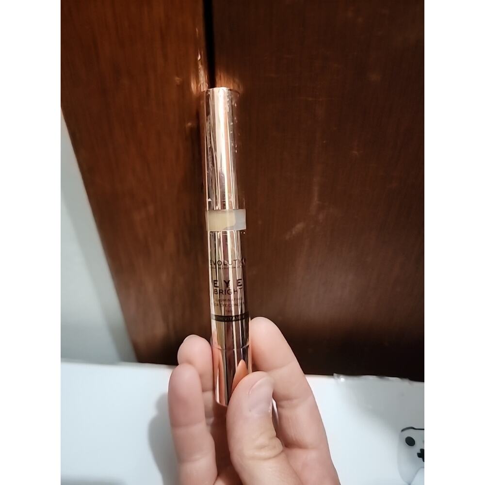 Makeup Revolution Eye Bright Illuminating Under Eye Concealer W/Vitamin C- Tan